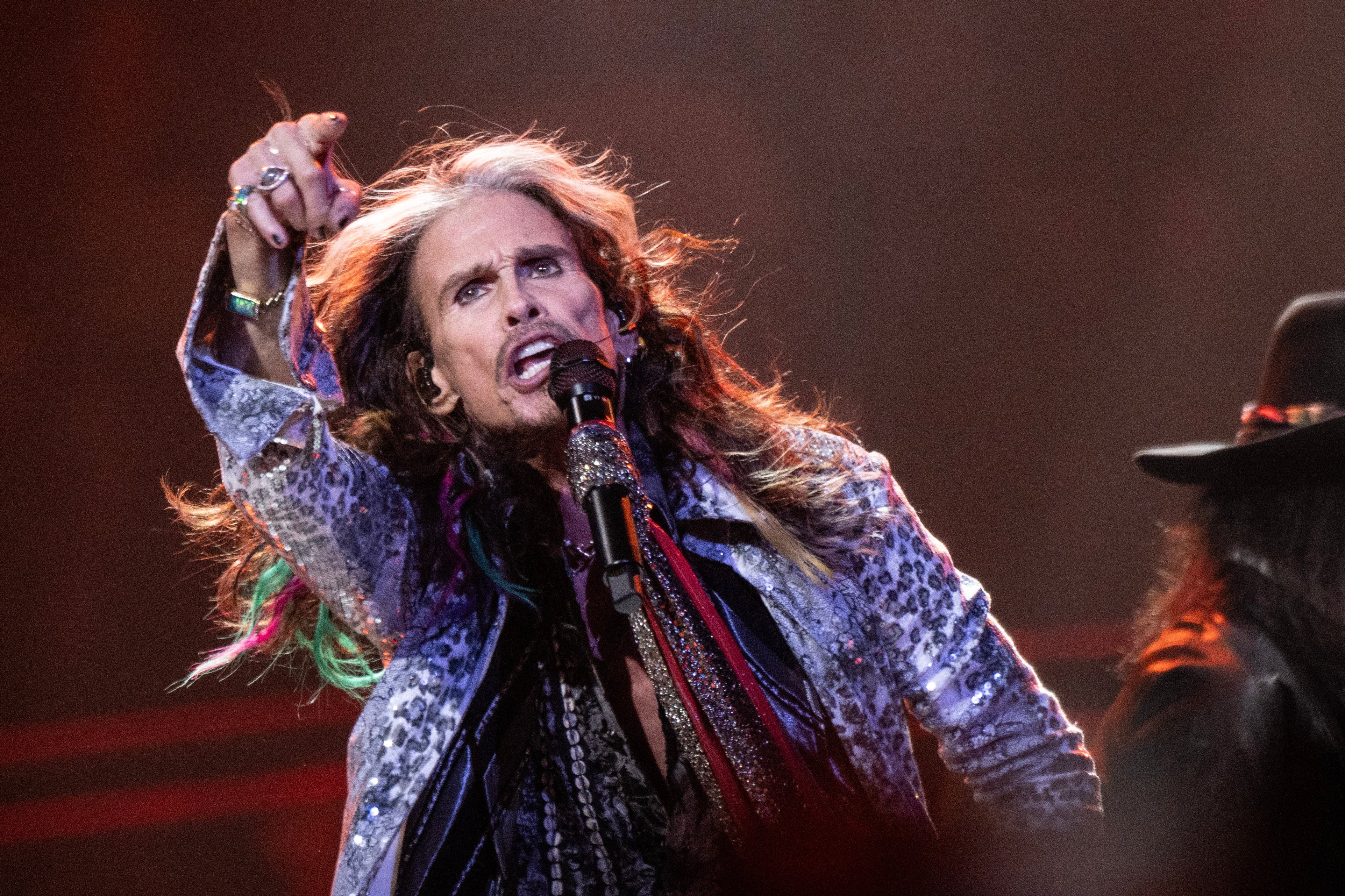 Aerosmith przekłada występ w Chicago po tym, jak Steven Tyler doznał kontuzji strun głosowych – NBC Chicago